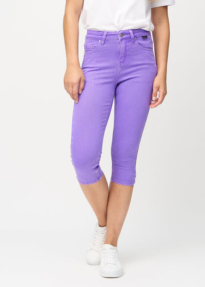 Skinny-capris til kvinner i pastellilla jeansstoff, fargen Lavenders. Sett forfra på en modell, med tettsittende ben til rett under kneet.