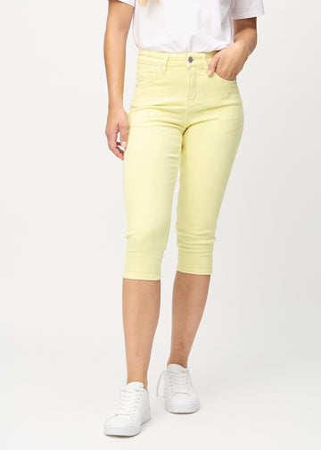 Skinny-capris til kvinner i pastellgult jeansstoff, fargen Lemonades. Sett forfra på en modell, med tettsittende ben til rett under kneet.
