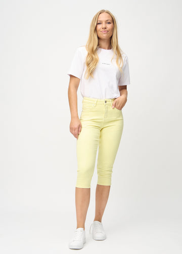 Helkroppsbilde av en modell i lysegule Skinny-capribukser i fargen Lemonades.
