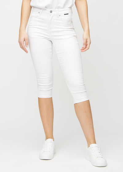 Skinny-capris til kvinner i hvitt jeansstoff, fargen Marguerites. Sett forfra på en modell, med tettsittende ben til rett under kneet.