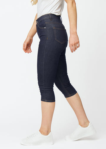 Dyp mørkeblå denim capris til dame i fargen Midnights med skinny passform sett fra siden på modell.
