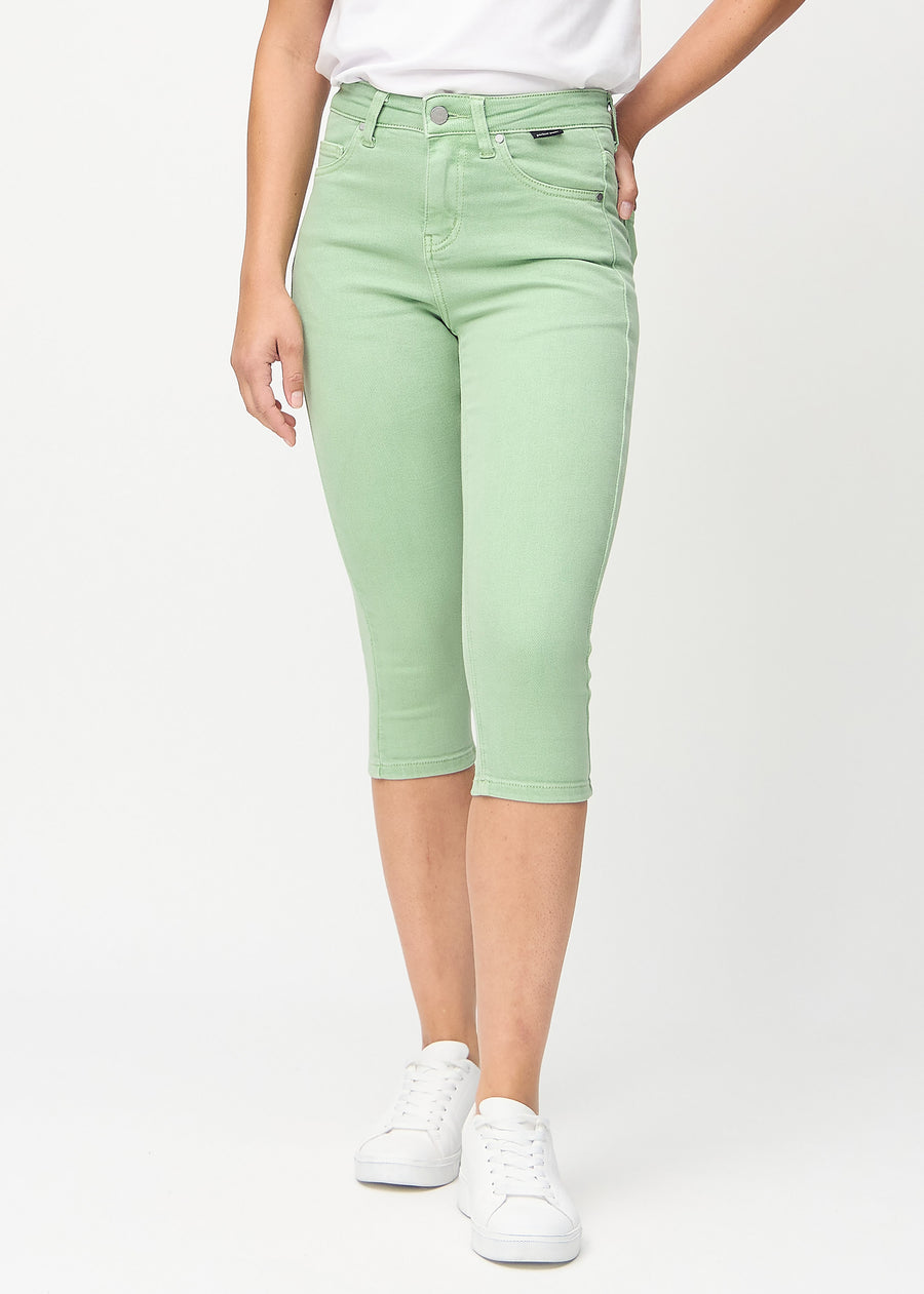Skinny-capris til kvinner i pastellgrønt jeansstoff, fargen Mints. Sett forfra på en modell, med tettsittende ben til rett under kneet.