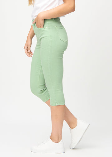 Skinny-capris til kvinner i pastellgrønt jeansstoff, fargen Mints. Sett fra siden på en modell, med tettsittende passform.