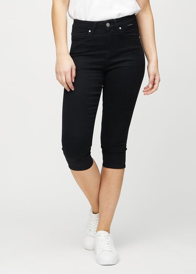 Svarte skinny capris, modellnavn Ravens, som sitter tett til benet og slutter rett under kneet, sett forfra.