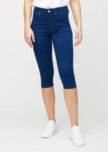 Skinny-capris til kvinner i mørkeblått jeansstoff, fargen Royals. Sett forfra på en modell, med tettsittende ben til rett under kneet.