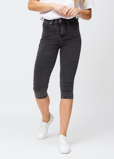 Skinny-capris til kvinner i mørkegrå denim, fargen Shadows. Sett forfra på en modell, med tettsittende ben til rett under kneet.