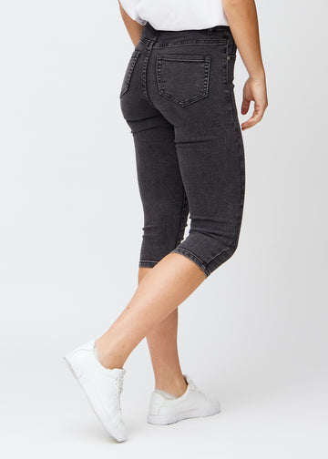 Skinny-capris til kvinner i mørkegrå denim, fargen Shadows. Sett bakfra på en modell, med fokus på passform og baklommer.