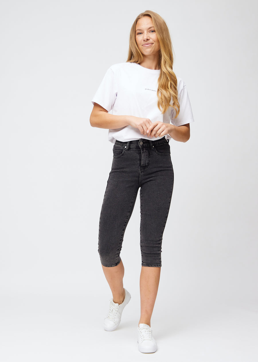 Skinny-capris til kvinner i mørkegrå denim, fargen Shadows. Helhetsbilde av en modell med capris på.