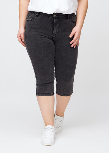 Kvinne i mørkegrå Shadows denimcapris i skinny fit fra Perfect Jeans.