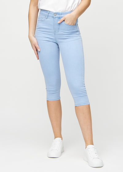Skinny-capris til kvinner i lyseblått jeansstoff, fargen Skies. Sett forfra på en modell, med tettsittende ben til rett under kneet.