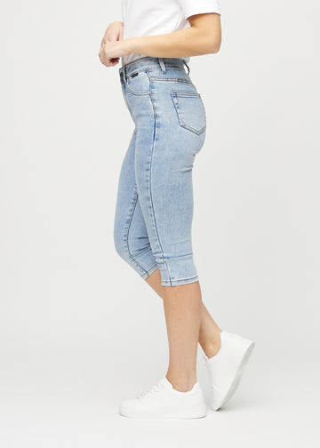 Skinny-capris til kvinner i lyseblå denim, fargen Waves. Sett fra siden på en modell, med tettsittende passform.