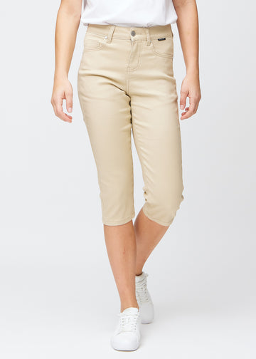 Slim-capris til kvinner i beige jeansstoff, fargen Gazelles. Sett forfra på en modell, med figursydd passform til rett under kneet.