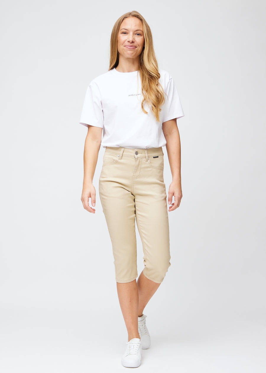 Slim-capris til kvinner i beige jeansstoff, fargen Gazelles. Helhetsbilde av en modell med slim-capris.
