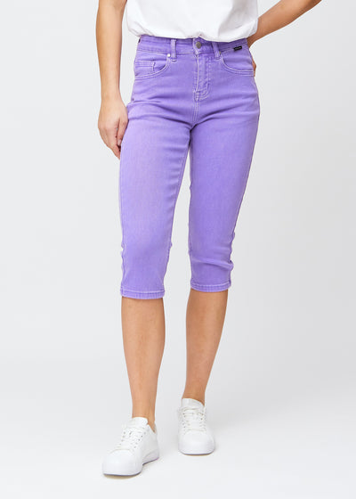 Slim-capris til kvinner i pastellilla jeansstoff, fargen Lavenders. Sett forfra på en modell, med figursydd passform til rett under kneet.