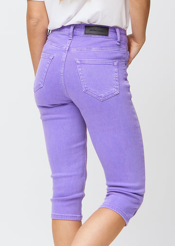 Slim-capris til kvinner i pastellilla jeansstoff, fargen Lavenders. Nærbilde bakfra på en modell, med fokus på baklommer og sømmer.