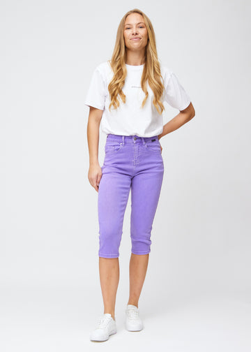 Slim-capris til kvinner i pastellilla jeansstoff, fargen Lavenders. Helhetsbilde av en modell med slim-capris.