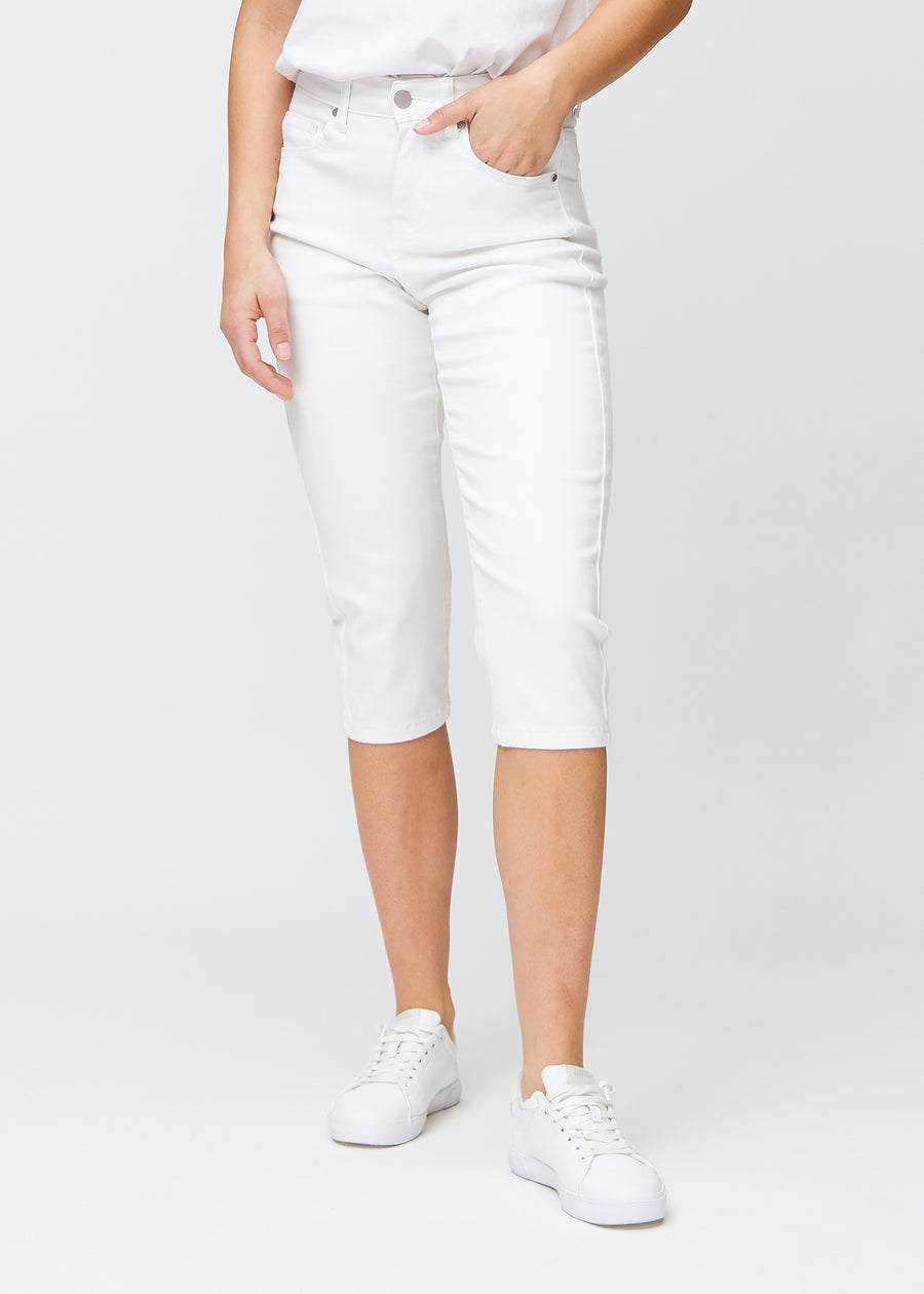 Slim-capris til kvinner i hvitt jeansstoff, fargen Marguerites. Sett forfra på en modell, med figursydd passform til rett under kneet.