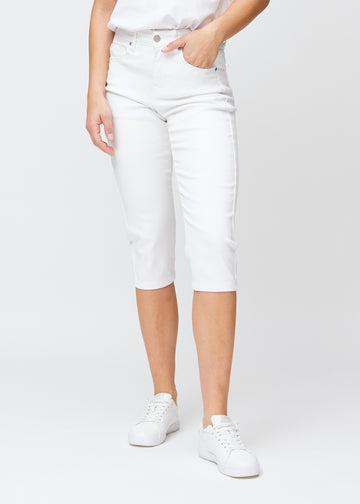 Slim-capris til kvinner i hvitt jeansstoff, fargen Marguerites. Sett forfra på en modell, med figursydd passform til rett under kneet.