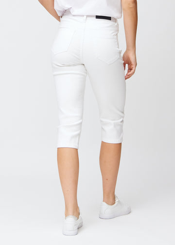 Slim-capris til kvinner i hvitt jeansstoff, fargen Marguerites. Sett bakfra på en modell, med fokus på passform, lengde og baklommer.