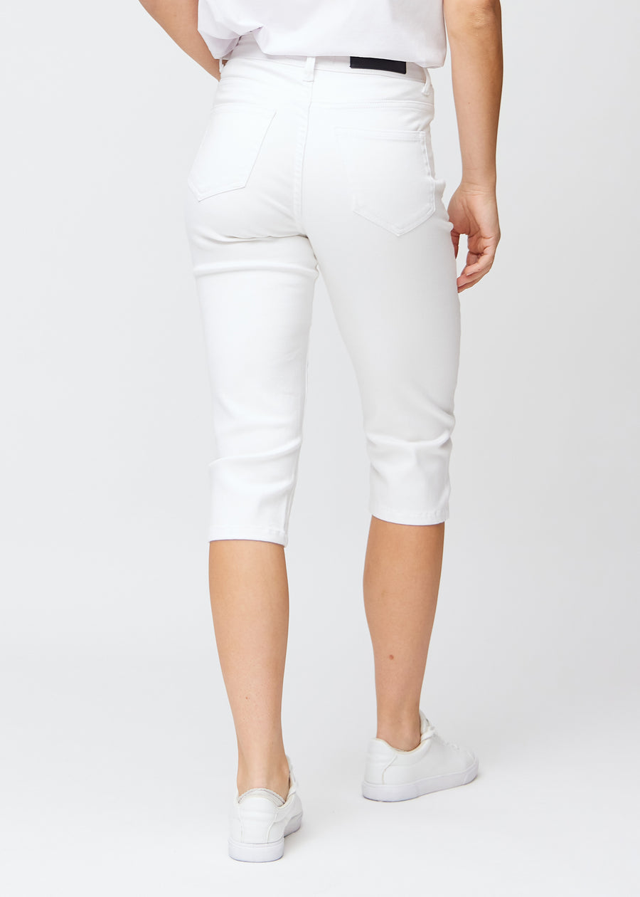 Slim-capris til kvinner i hvitt jeansstoff, fargen Marguerites. Sett bakfra på en modell, med fokus på passform, lengde og baklommer.