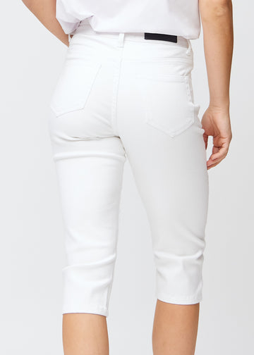 Slim-capris til kvinner i hvitt jeansstoff, fargen Marguerites. Nærbilde bakfra på en modell, med fokus på baklommer og sømmer.