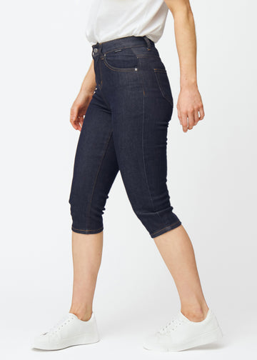 Dyp mørkeblå denim capris til dame i fargen Midnights med slim passform sett fra siden på modell.