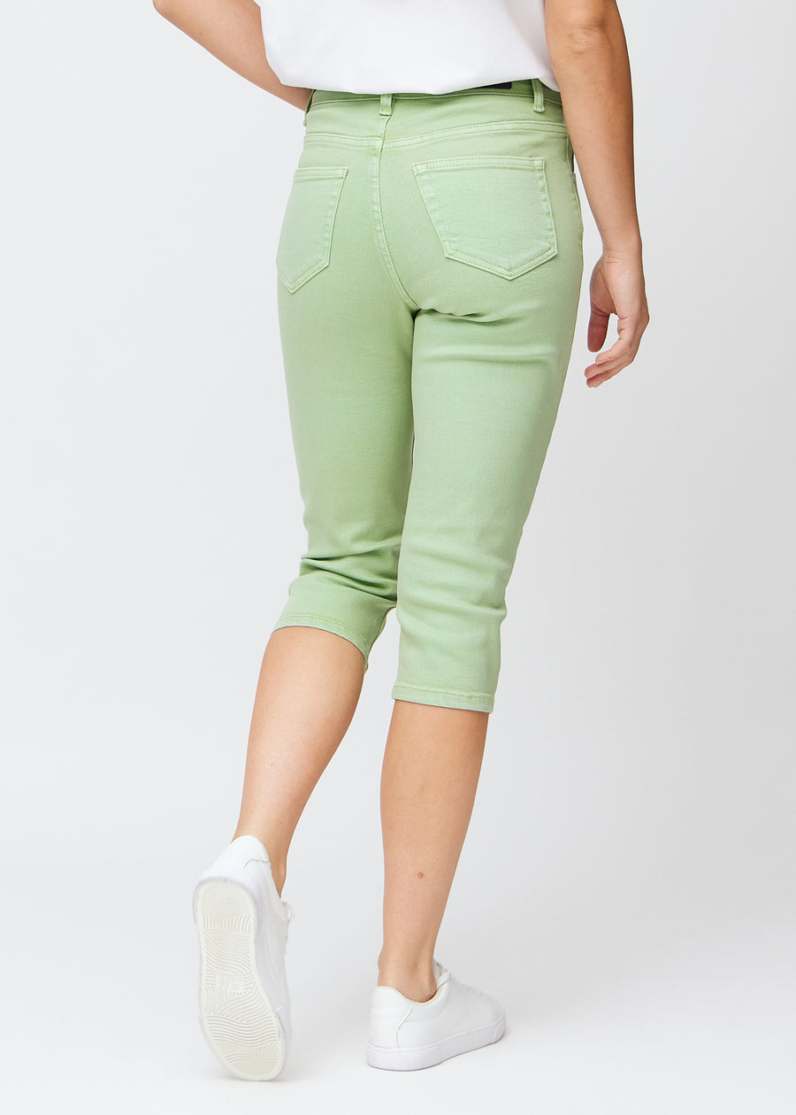 Slim-capris til kvinner i pastelllysegrønt jeansstoff, fargen Mints. Sett bakfra på en modell, med fokus på passform, lengde og baklommer.