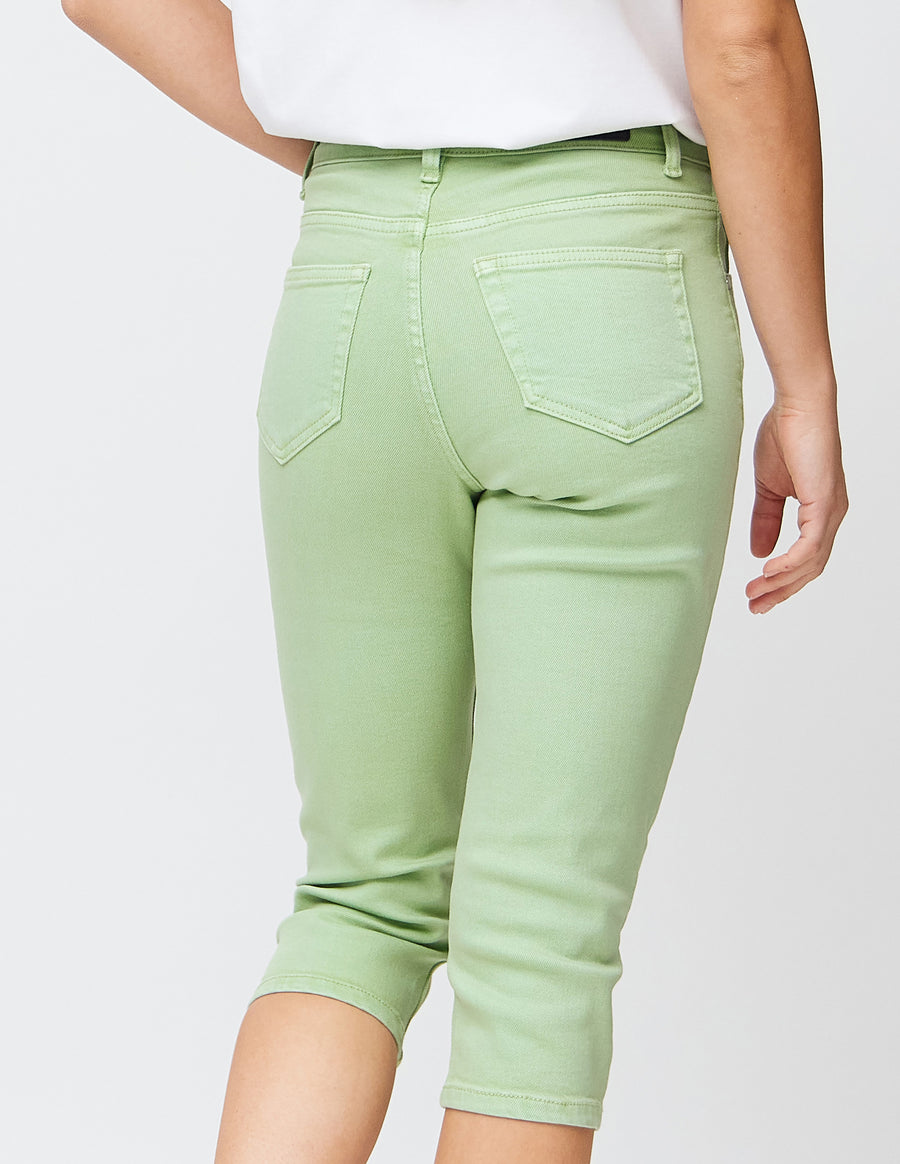 Slim-capris til kvinner i pastelllysegrønt jeansstoff, fargen Mints. Nærbilde bakfra på en modell, med fokus på baklommer og sømmer.
