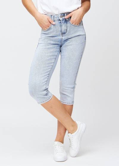 Slim-capris til kvinner i lyseblå denim, fargen Waves. Sett forfra på en modell, med figursydd passform til rett under kneet.