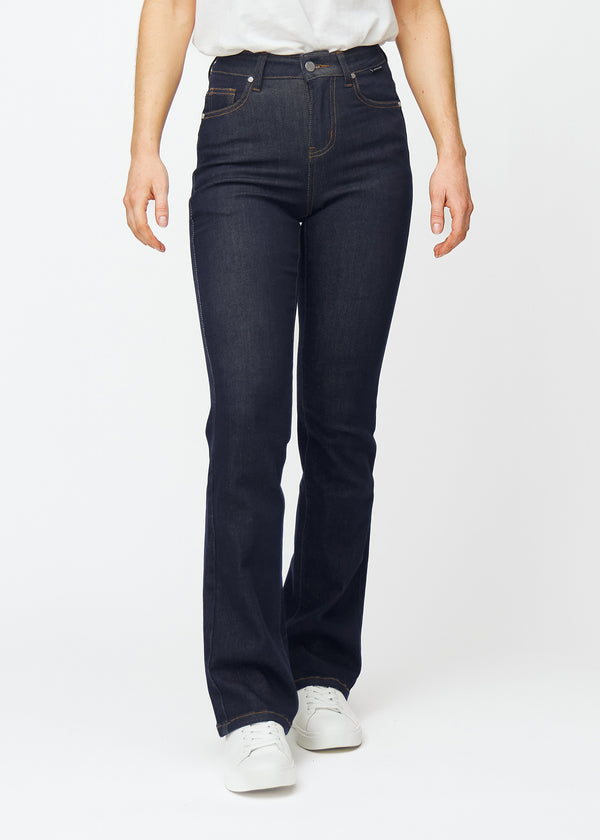 Dyp mørkeblå denim jeans til kvinner i fargen Midnights med bootcut-passform, som sitter tett over hofter og lår og har lett sleng ved anklene, sett forfra.