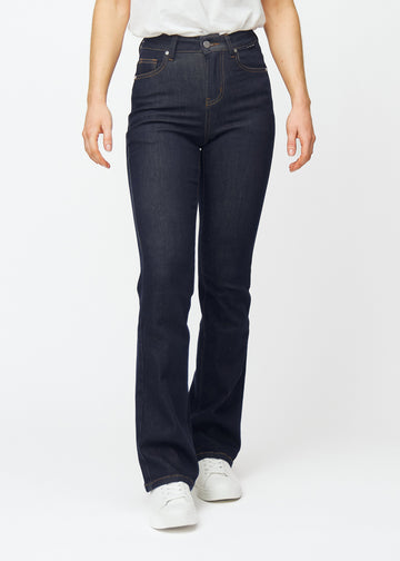 Dyp mørkeblå denim jeans til kvinner i fargen Midnights med bootcut-passform, som sitter tett over hofter og lår og har lett sleng ved anklene, sett forfra.