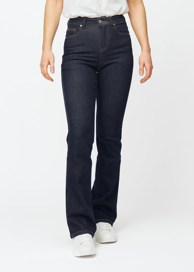 Dyp mørkeblå denim jeans til kvinner i fargen Midnights med bootcut-passform, som sitter tett over hofter og lår og har lett sleng ved anklene, sett forfra.