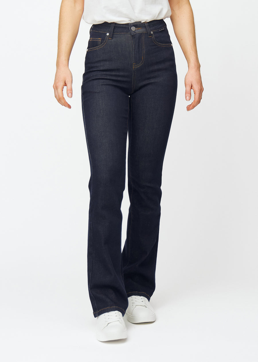 Dyp mørkeblå denim jeans til kvinner i fargen Midnights med bootcut-passform, som sitter tett over hofter og lår og har lett sleng ved anklene, sett forfra.