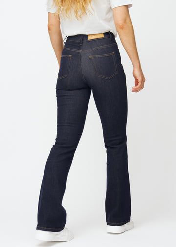Dyp mørkeblå denim jeans til kvinner i fargen Midnights sett bakfra, slik at passform og sleng kan ses.