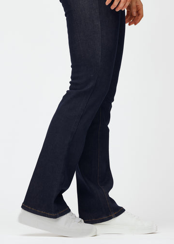 Dyp mørkeblå denim jeans til kvinner i fargen Midnights med bootcut-passform sett på nært hold ved anklene for å vise den lette slengen.