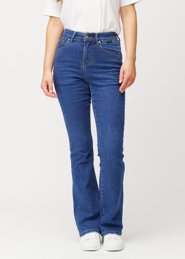 Mørkeblå mid-rise bootcut-jeans i fargen Oceans. Sett forfra på en modell, med tettsittende passform over hofter og lår og lett utsving nederst.