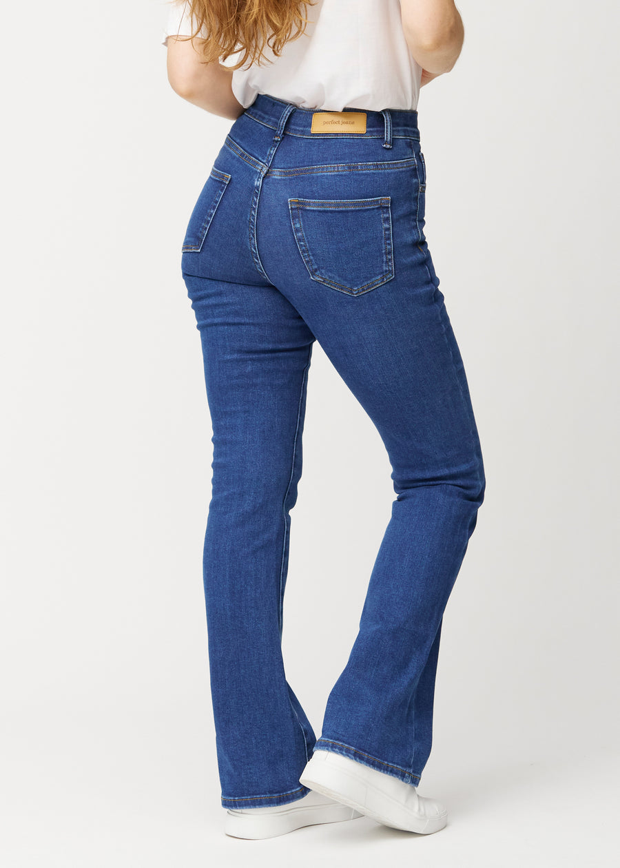 Mørkeblå mid-rise bootcut-jeans i fargen Oceans. Sett bakfra på en modell, slik at hele passformen vises.