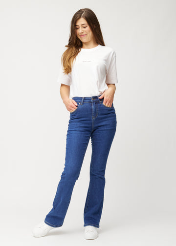 Mørkeblå mid-rise bootcut-jeans i fargen Oceans. Helhetsbilde av en modell med jeansene på.