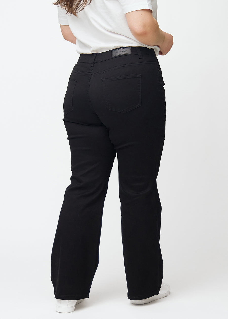 Sorte mid-rise bootcut jeans set bagfra på en plus-size model, så man kan se hele produktet.