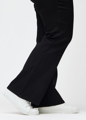 Anklene på en plus-size-modell, så man kan se den lette slengen i buksebenet, i en Bootcut-passform.