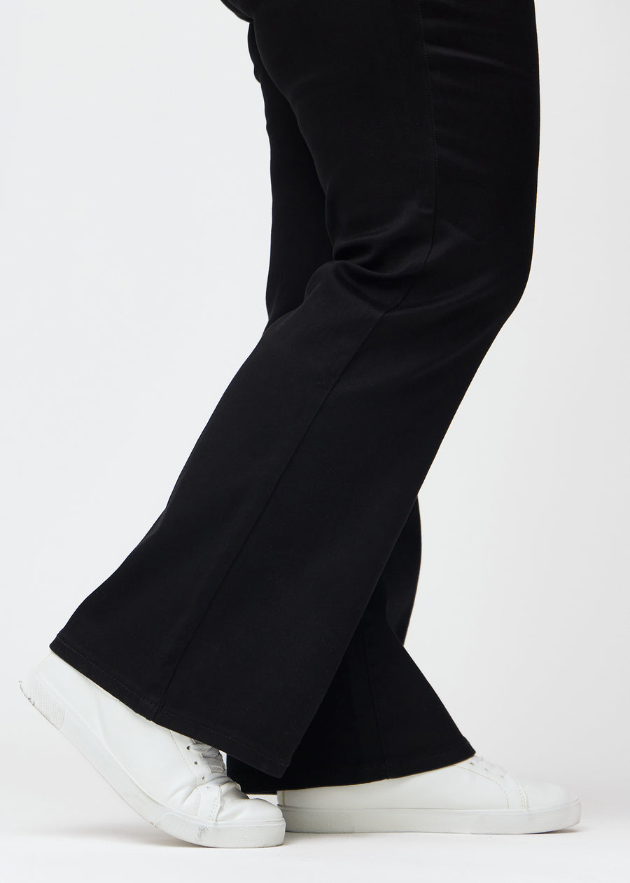 Anklene på en plus-size-modell, så man kan se den lette slengen i buksebenet, i en Bootcut-passform.