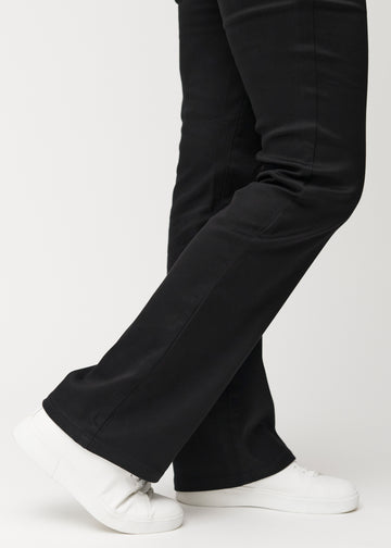 Anklene på en modell, så man kan se den lette slengen i buksebenet, i en Bootcut-passform.