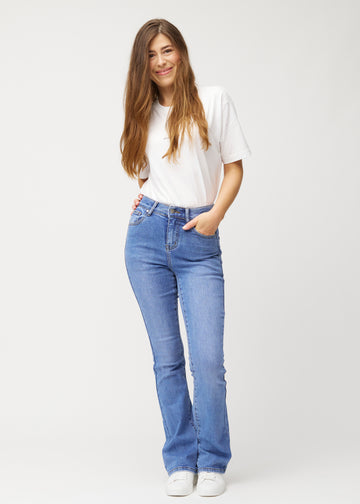 Blå mid-rise bootcut-jeans i fargen Rivers. Helhetsbilde av en modell med jeansene på.