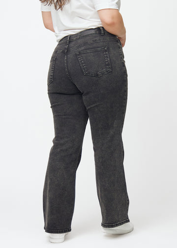 Mørkegrå mid-rise bootcut-jeans i fargen Shadows. Sett bakfra på en plus size-modell, slik at hele passformen vises.