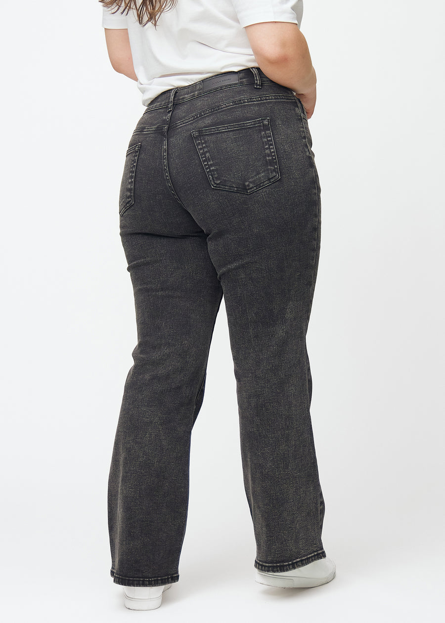 Mørkegrå mid-rise bootcut-jeans i fargen Shadows. Sett bakfra på en plus size-modell, slik at hele passformen vises.