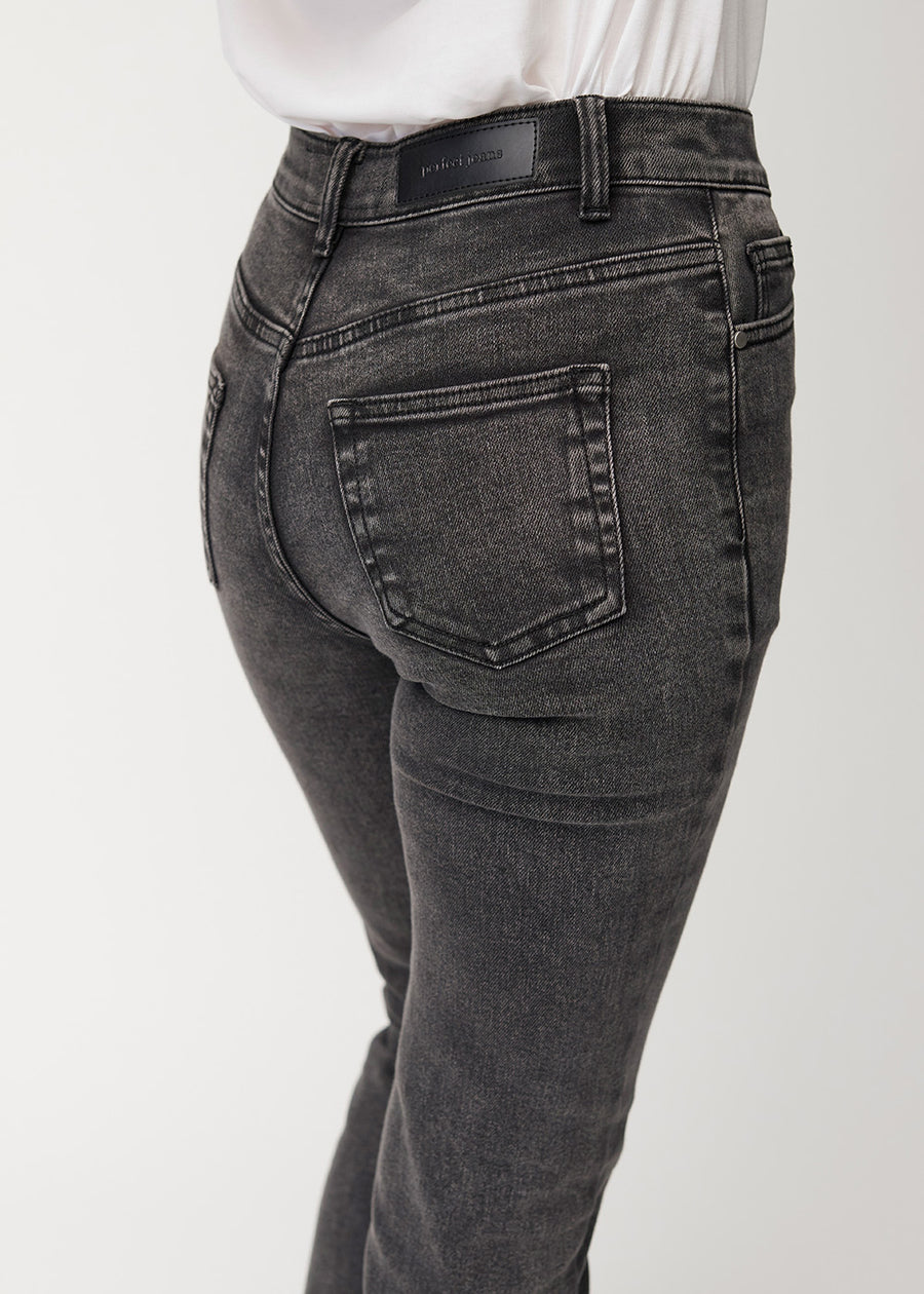 Mørkegrå mid-rise bootcut-jeans i fargen Shadows. Nærbilde bakfra på en modell for å vise detaljene.