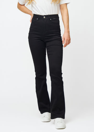 Svarte høytaljede bootcut jeans, modellnavn Ravens, som sitter tett fra midje til lår og har en lett sleng nederst, sett forfra.