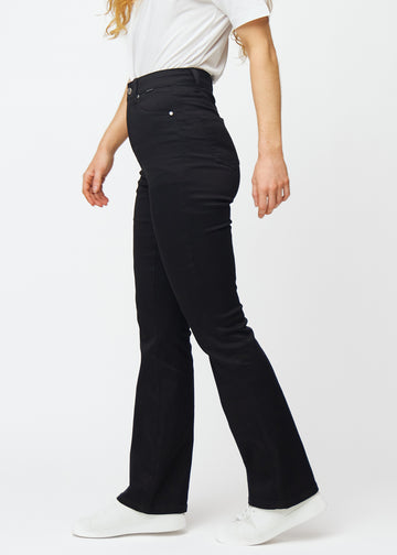 Svarte høytaljede bootcut jeans sett fra siden på modell.