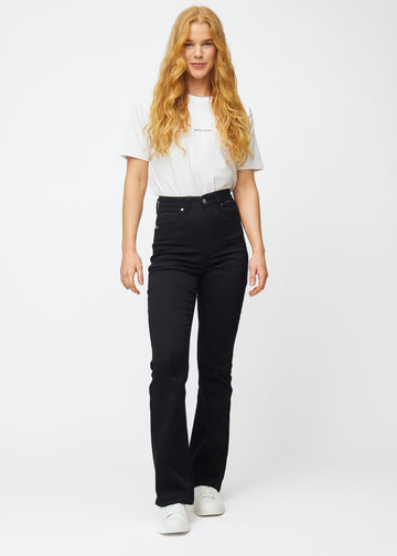 Fullt bilde av modell i svarte høytaljede bootcut jeans.