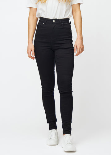 En modell viser frem klassiske svarte Ravens high rise skinny jeans til kvinner sett forfra.